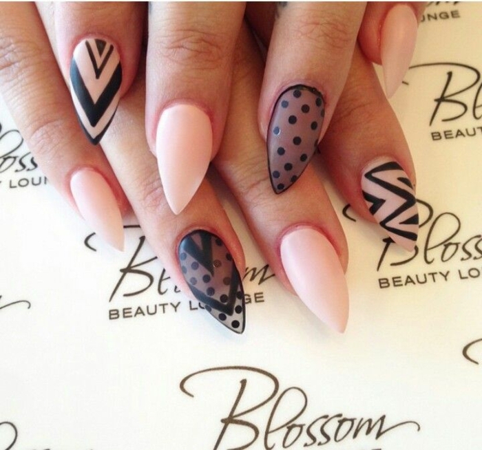 unghie-a-punta-stiletto-gel-effetto-mat-colore-rosa-nero-decorazioni-dita
