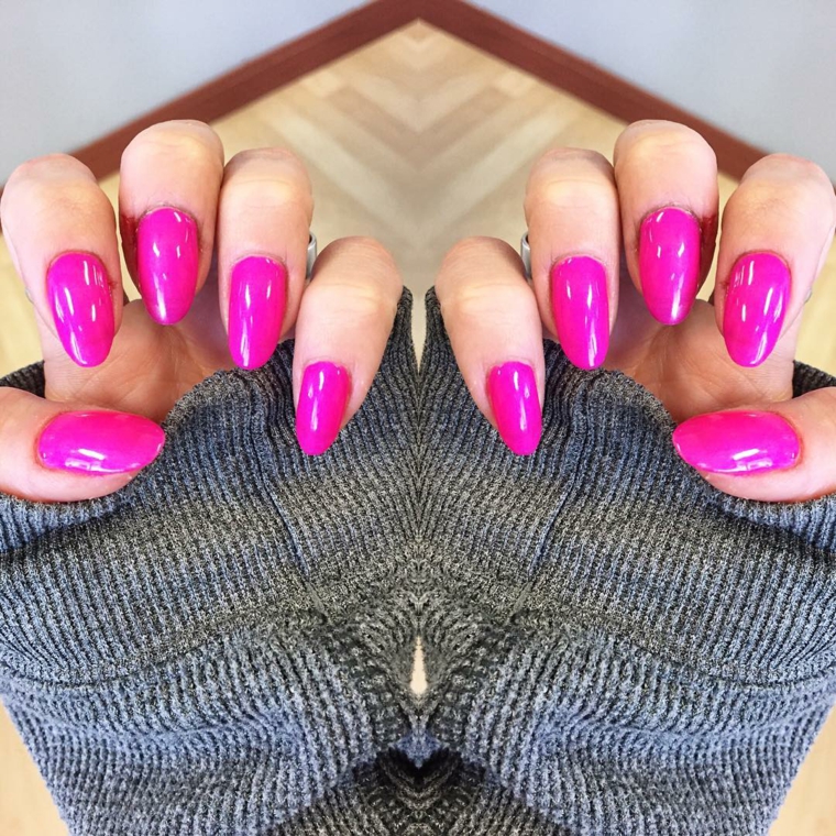unghie primaverili, idea con unghie stiletto e smalto fucsia con finitura brillante