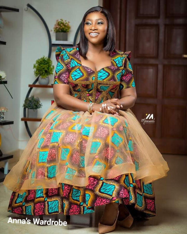 Ankara Styles for Women: Vibrant Outfit Combinations for the Modern Fashionista! 🌍🌸